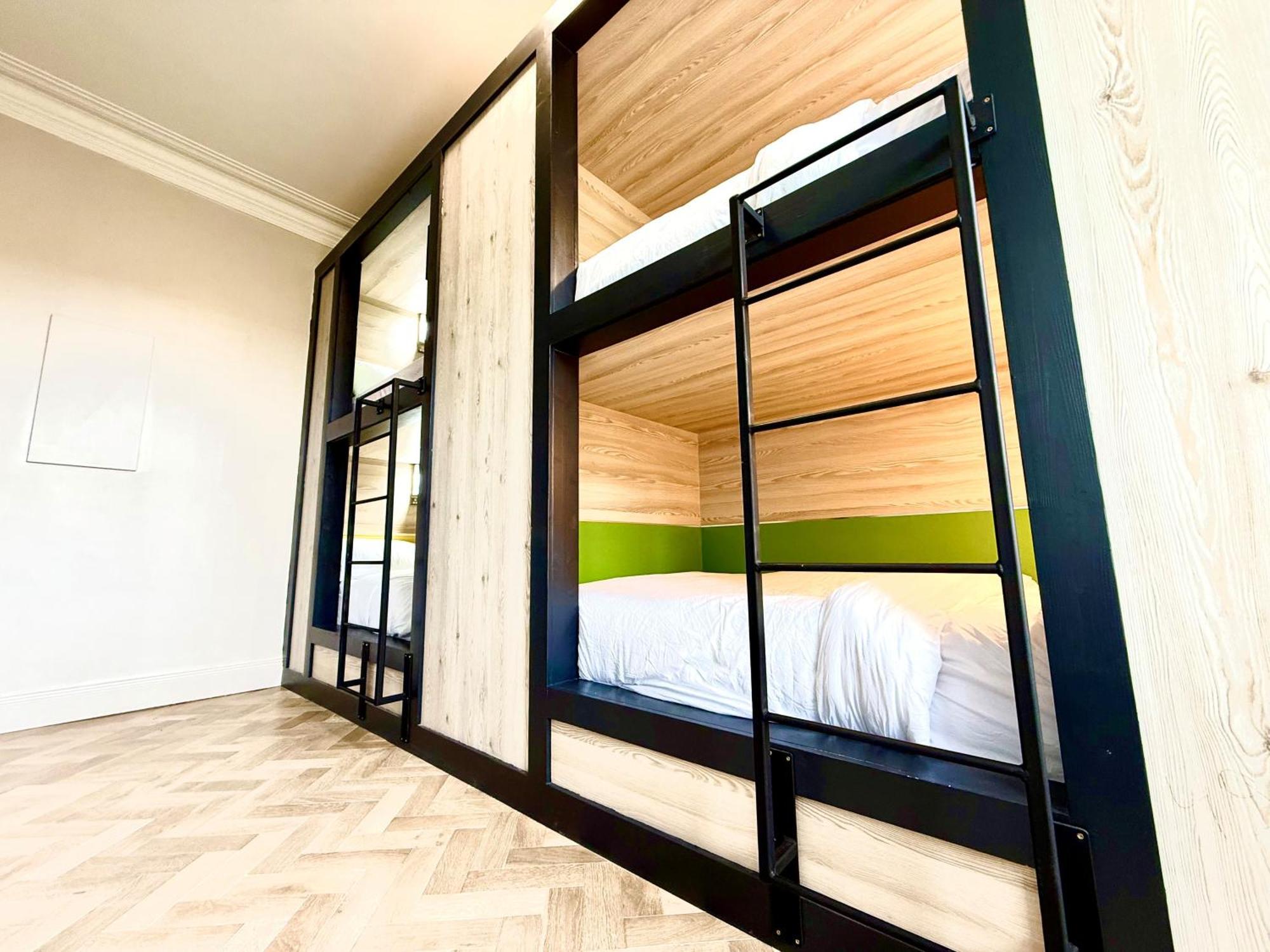 Hostel West End *